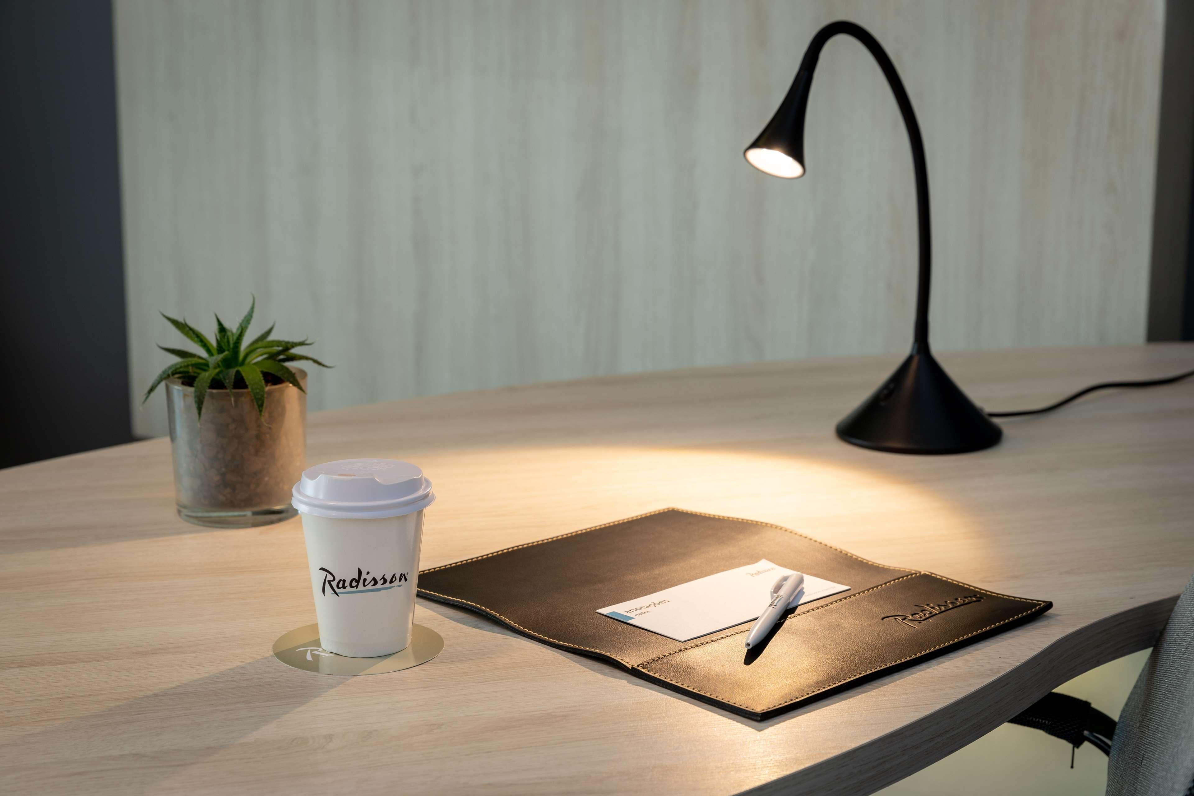 Radisson Oscar Freire Hotel São Paulo Eksteriør billede A desk lamp