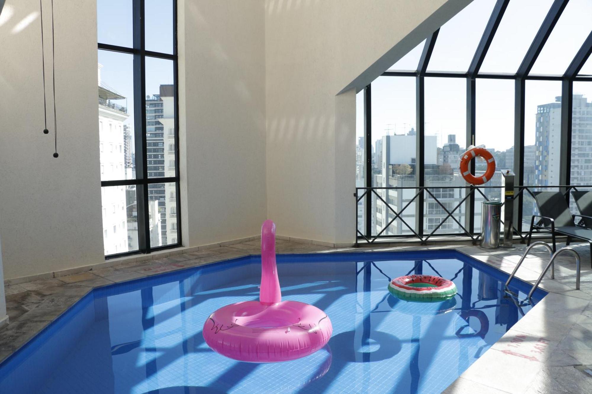 Radisson Oscar Freire Hotel São Paulo Eksteriør billede A pool with two floats
