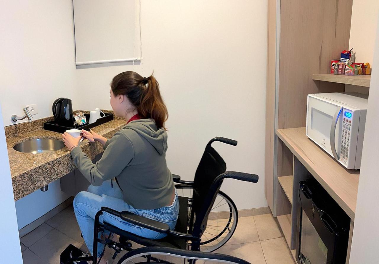 Radisson Oscar Freire Hotel São Paulo Eksteriør billede A disabled woman in a wheelchair using a microwave oven