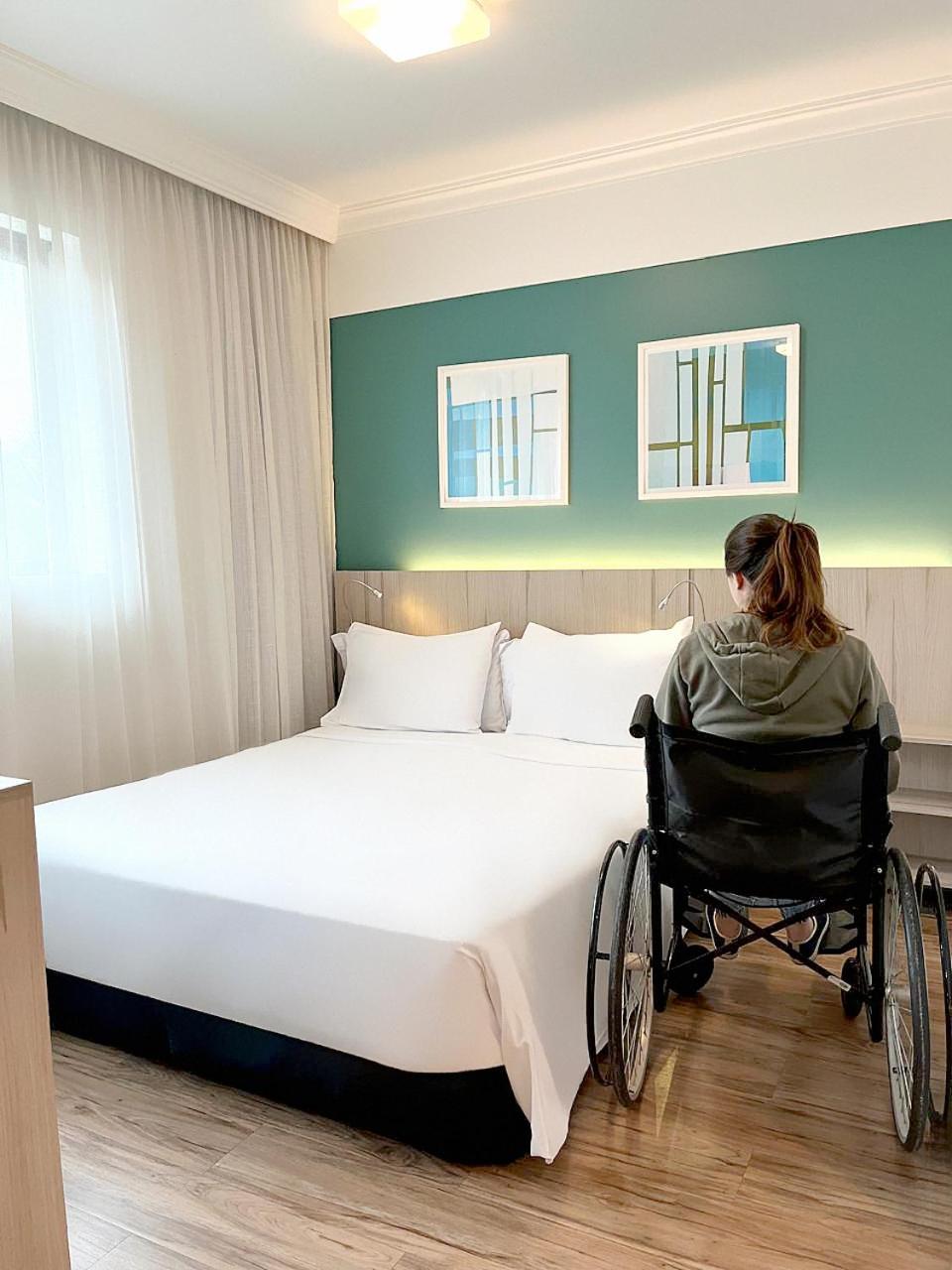 Radisson Oscar Freire Hotel São Paulo Eksteriør billede A disabled woman in a wheelchair in a hotel room